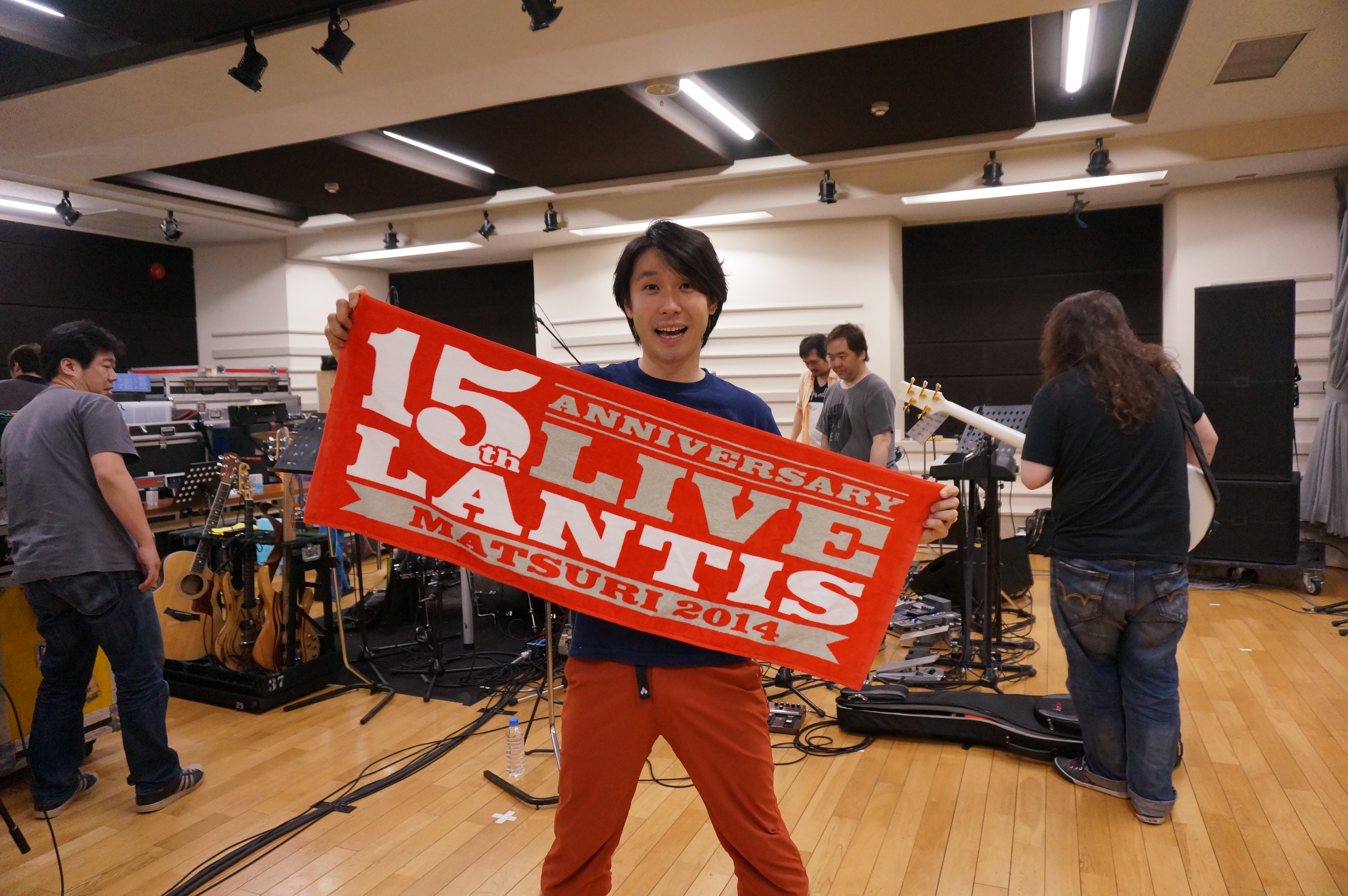 http://www.lantis.jp/15th/staffblog/%E9%88%B4%E6%9D%91%E3%81%95%E3%82%93.JPG